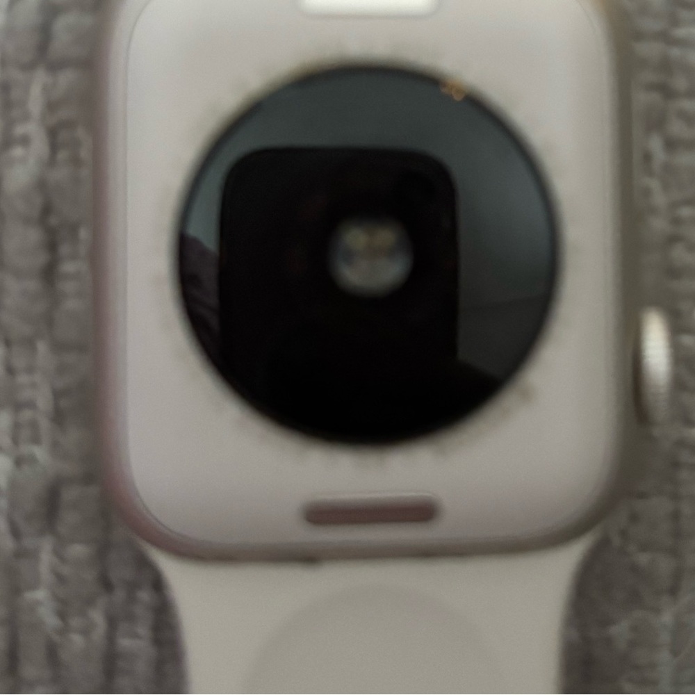 Apple Watch SE 3 [GPS 40mm] Smartwatch with Starlight Aluminum Case & Band - Picture 3 of 7